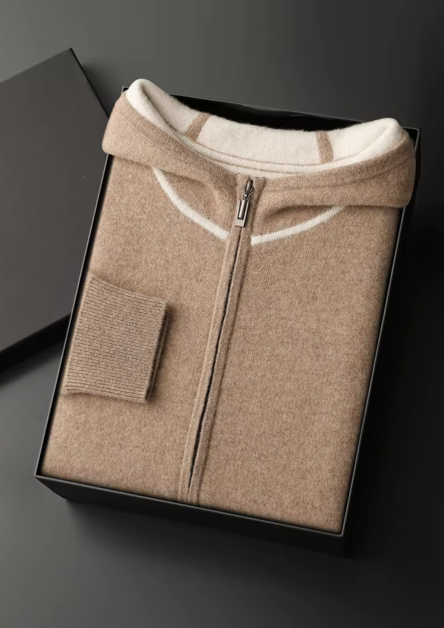 Ensemble ATALEYA Milano à capuche en cachemire beige, détail du cordon