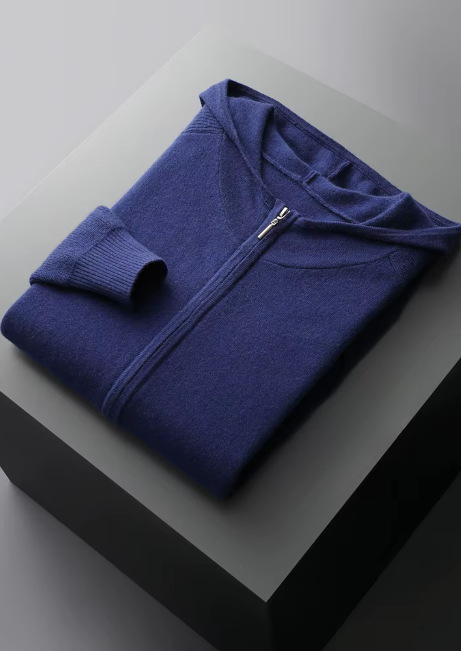 Ensemble ATALEYA Kilian à capuche en cachemire bleu marine, détail de la maille