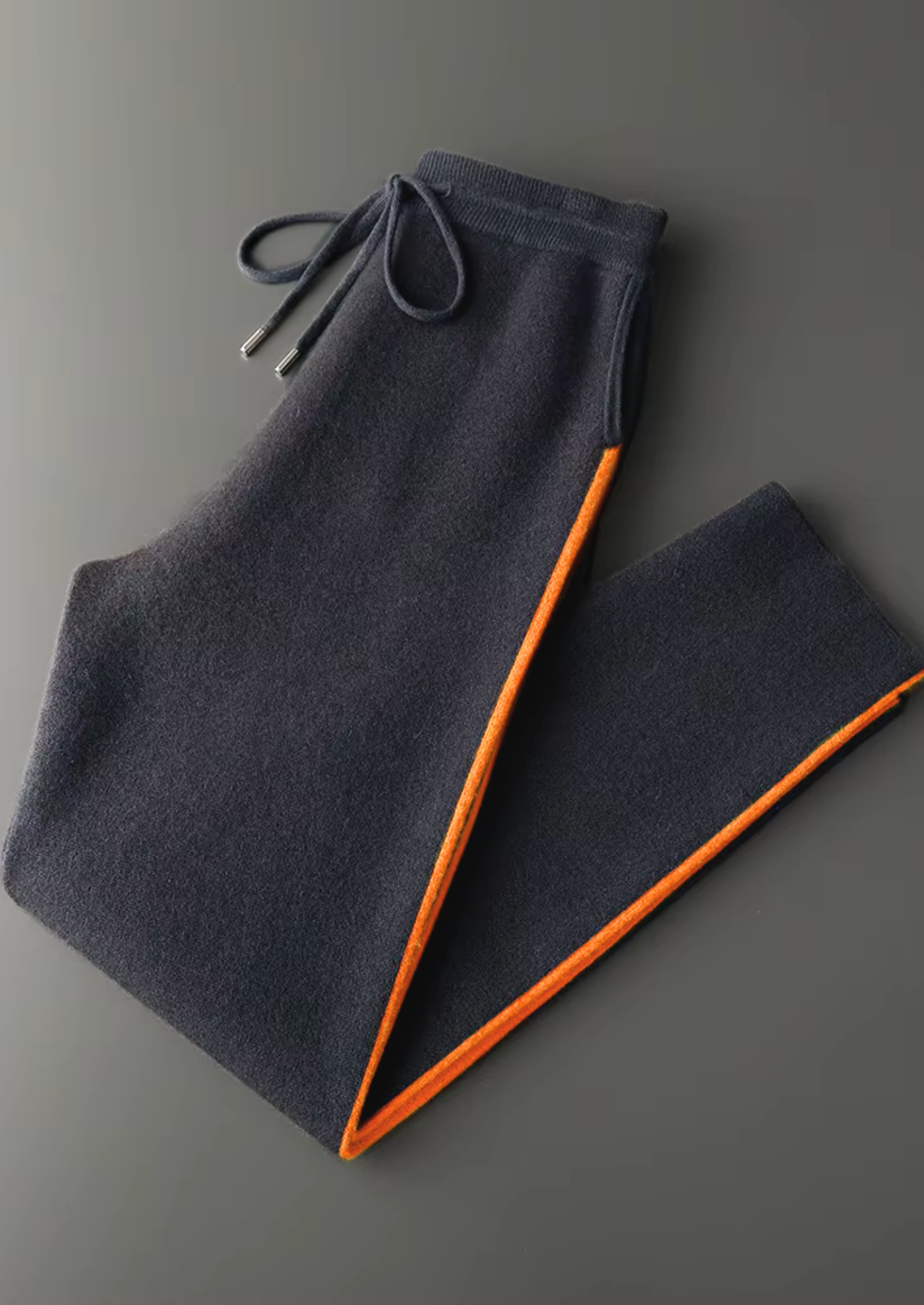 Ensemble ATALEYA Milano à capuche en cachemire gris foncé, détail de la maille