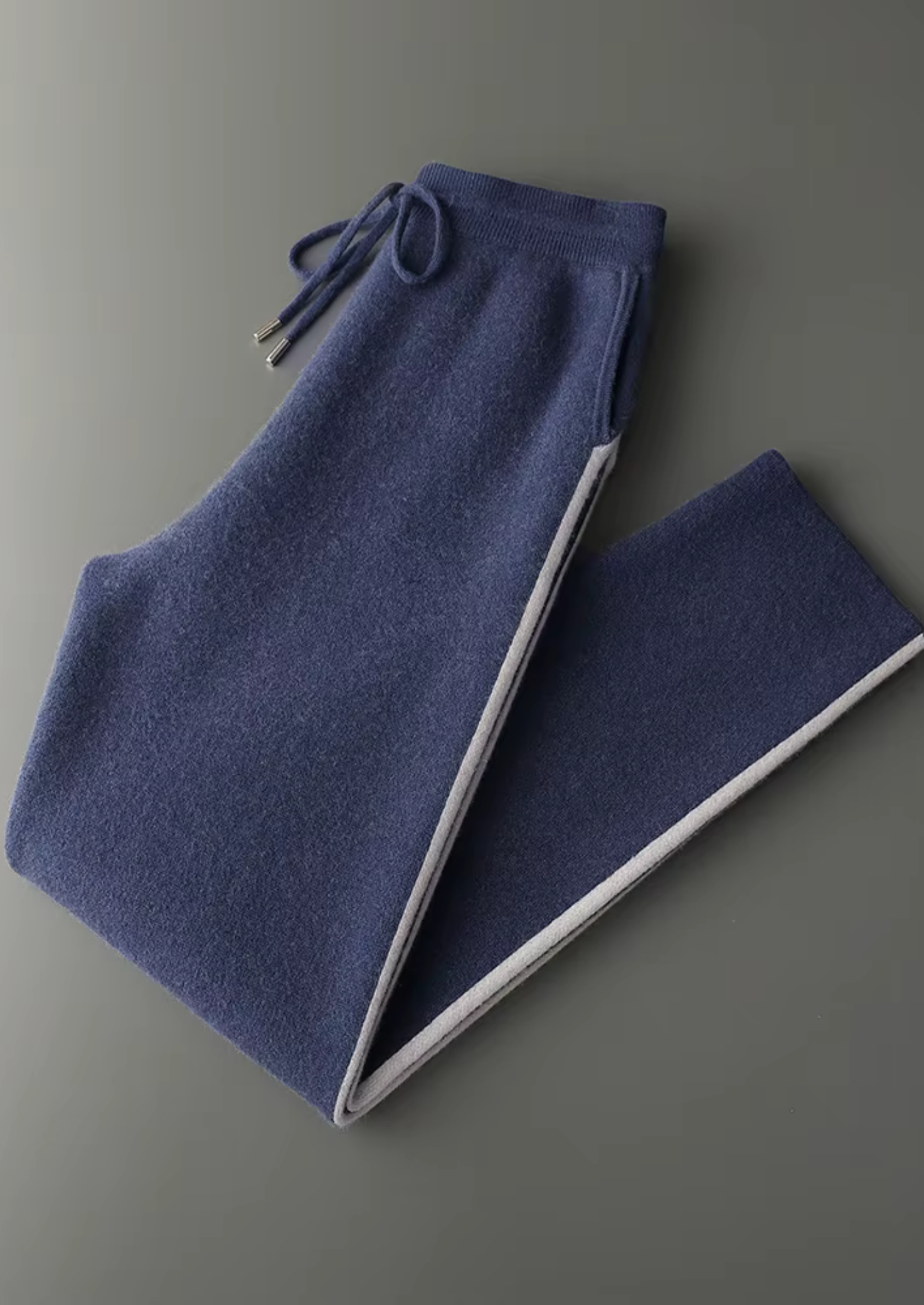 Ensemble ATALEYA Milano en cachemire bleu marine, détail de la maille