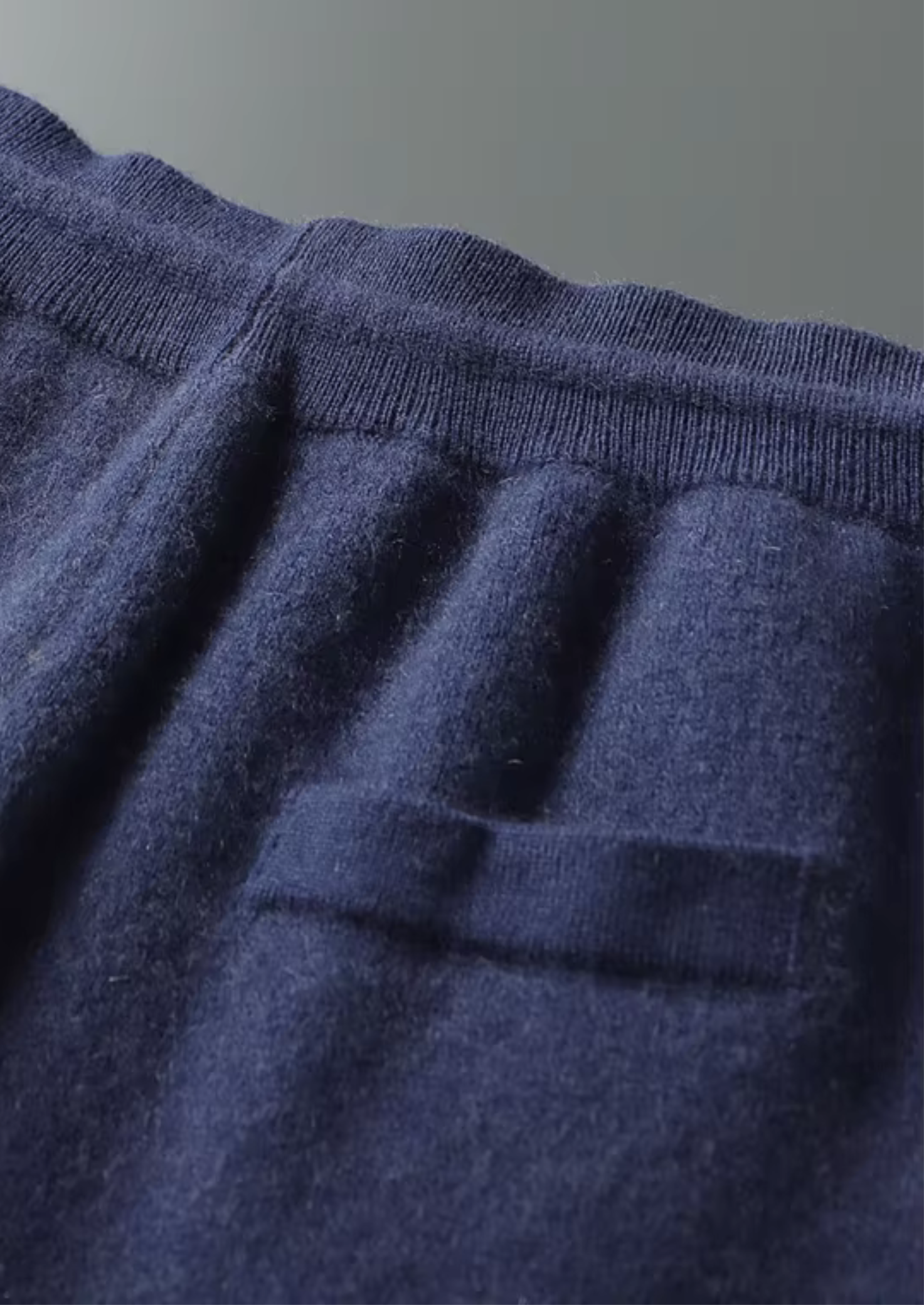 Ensemble ATALEYA Milano en cachemire bleu marine, détail du col