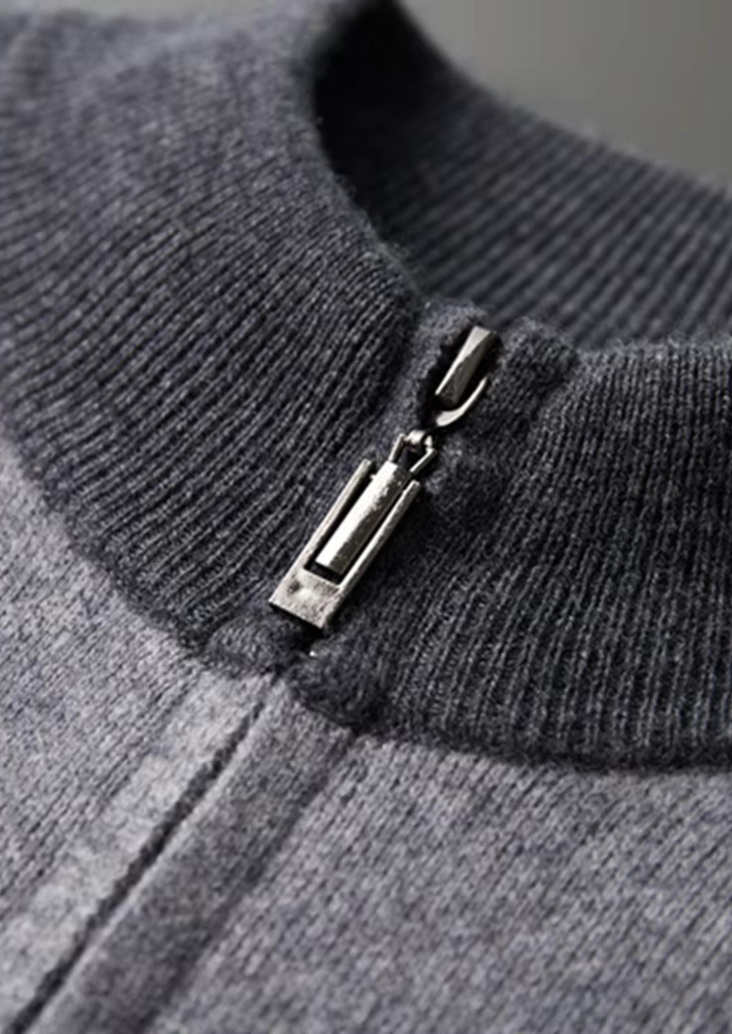 Ensemble ATALEYA Torino en cachemire gris foncé, détail de la maille