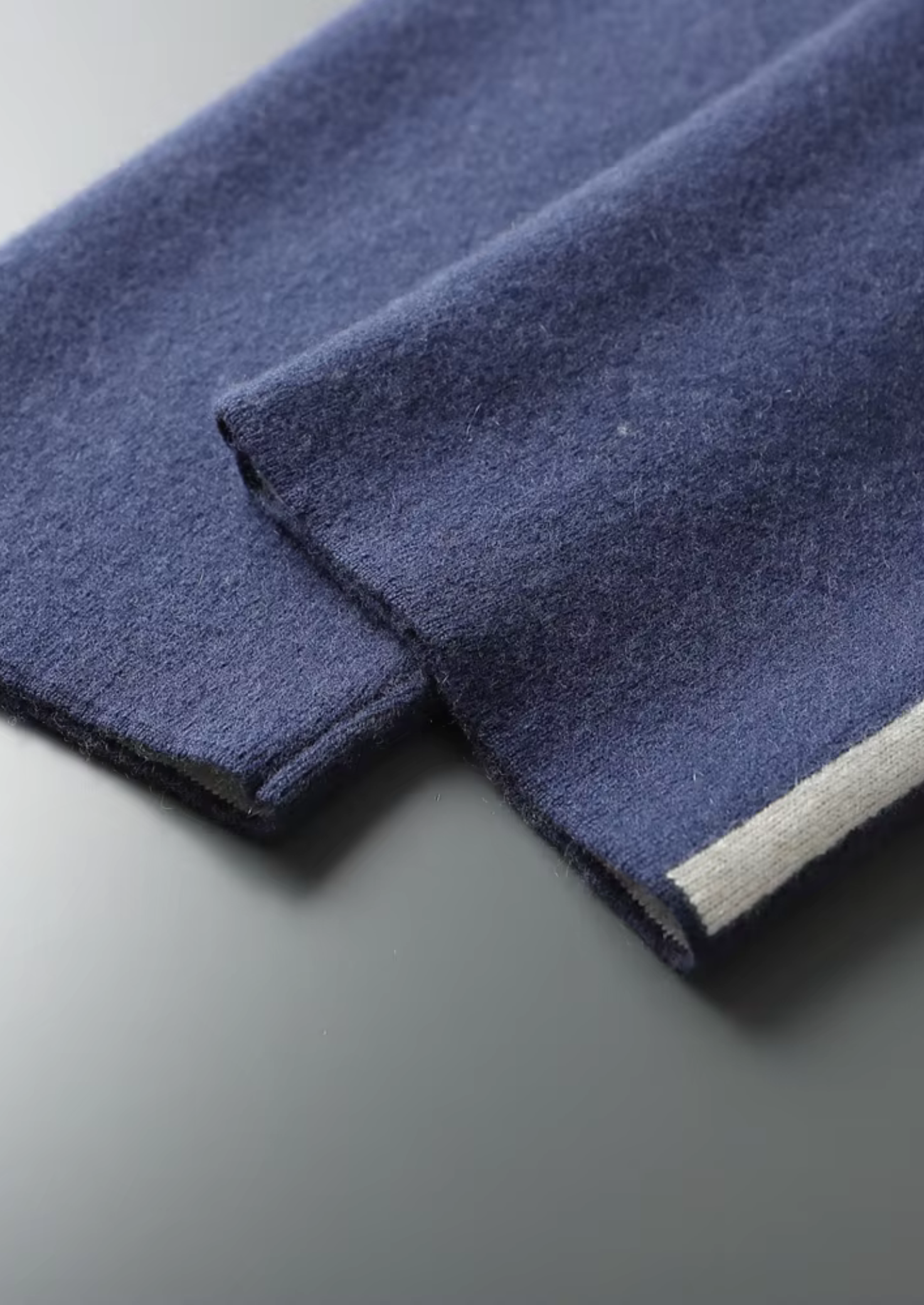 Ensemble ATALEYA Milano en cachemire bleu marine, détail du poignet