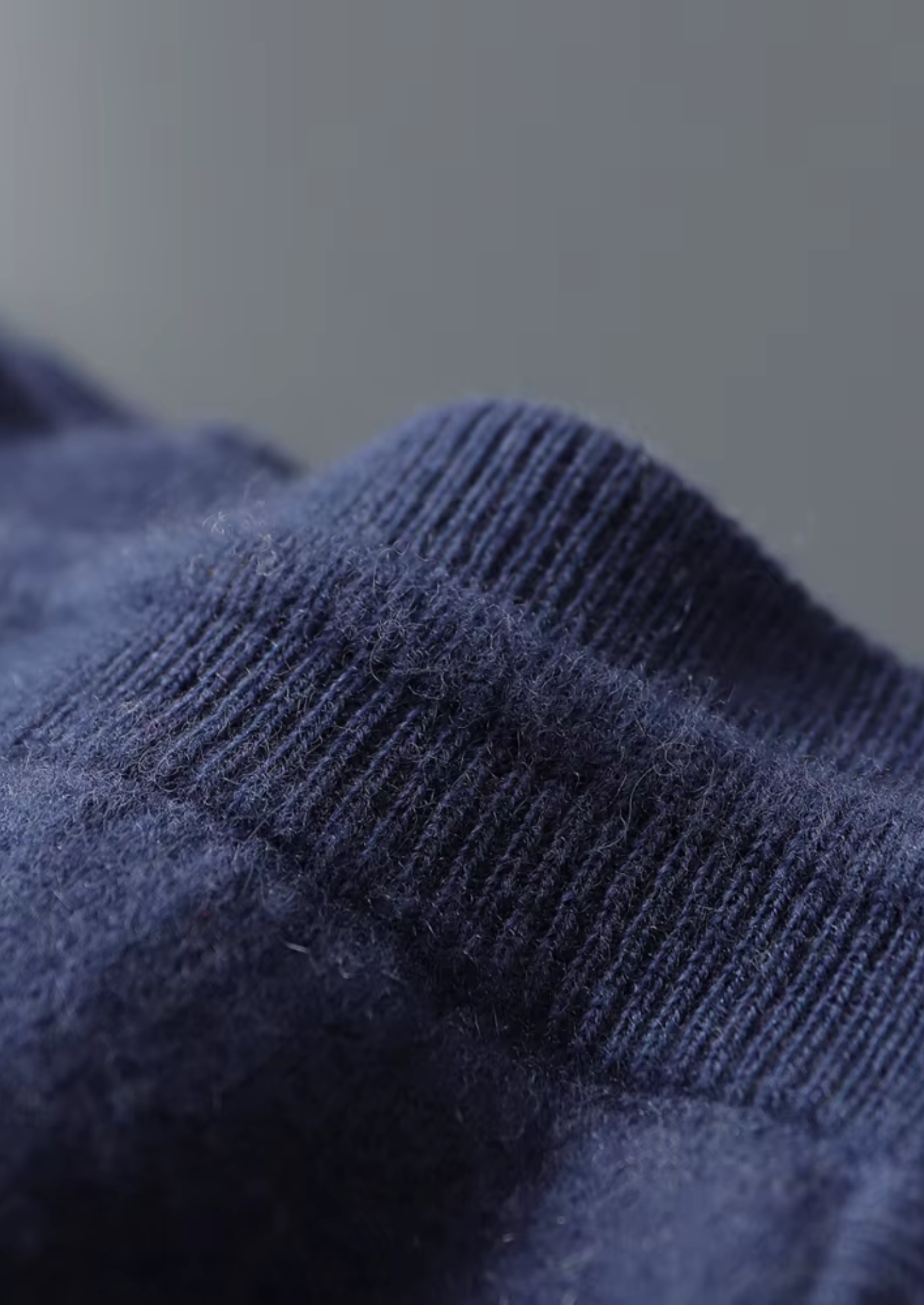 Ensemble ATALEYA Milano en cachemire bleu marine, détail de la matière