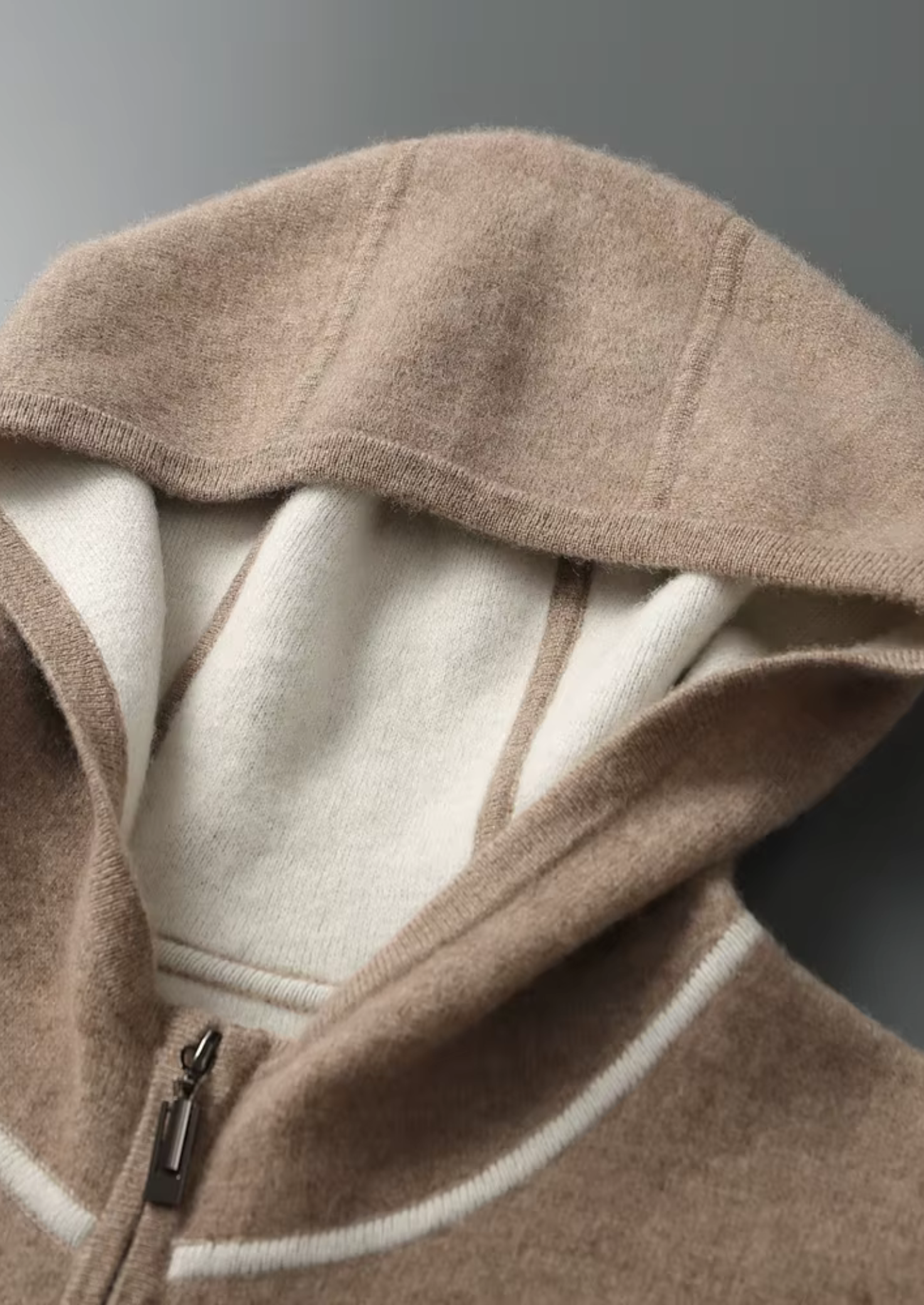 Ensemble ATALEYA Milano à capuche en cachemire beige, détail du poignet