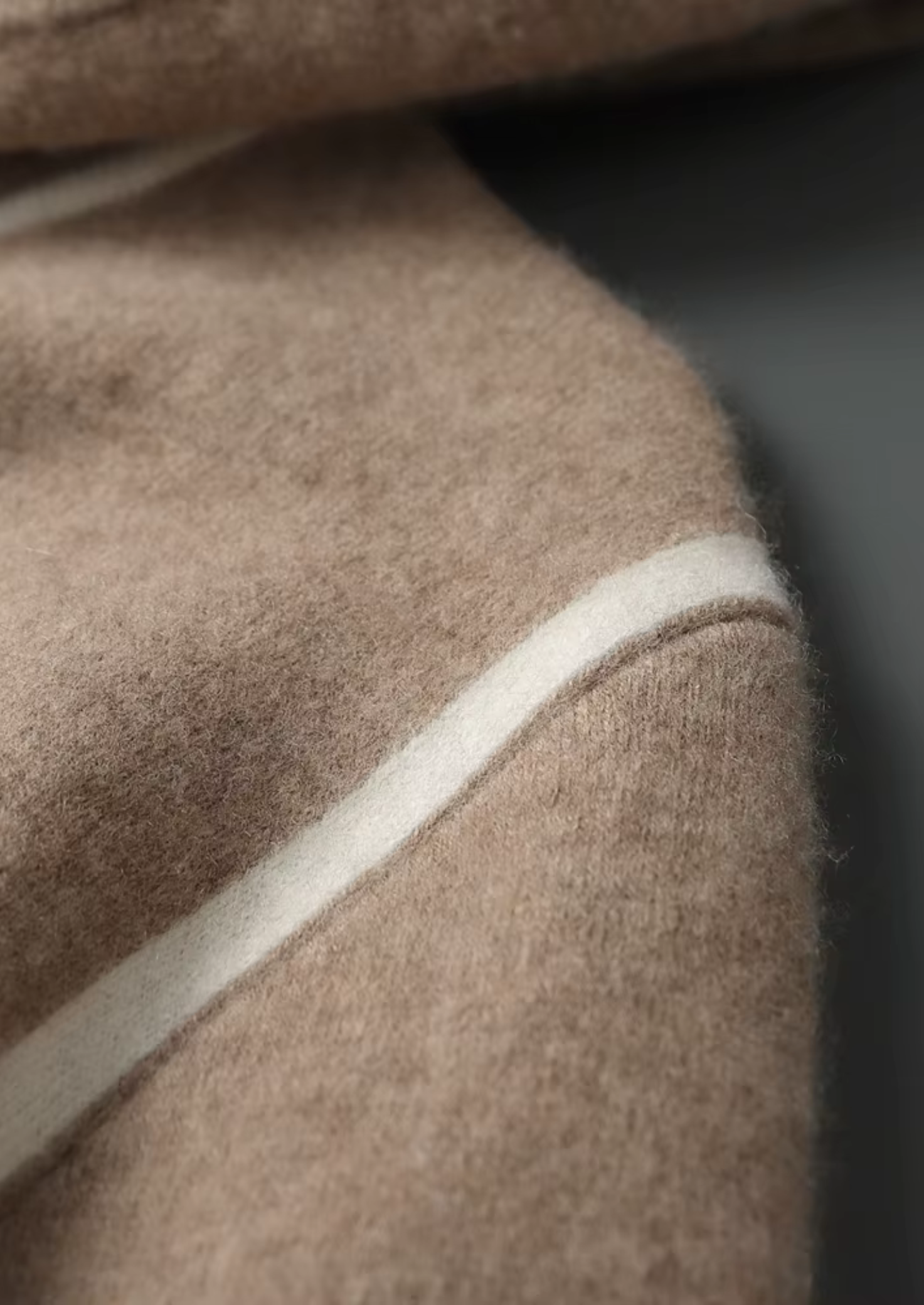 Ensemble ATALEYA Milano à capuche en cachemire beige, détail de la matière