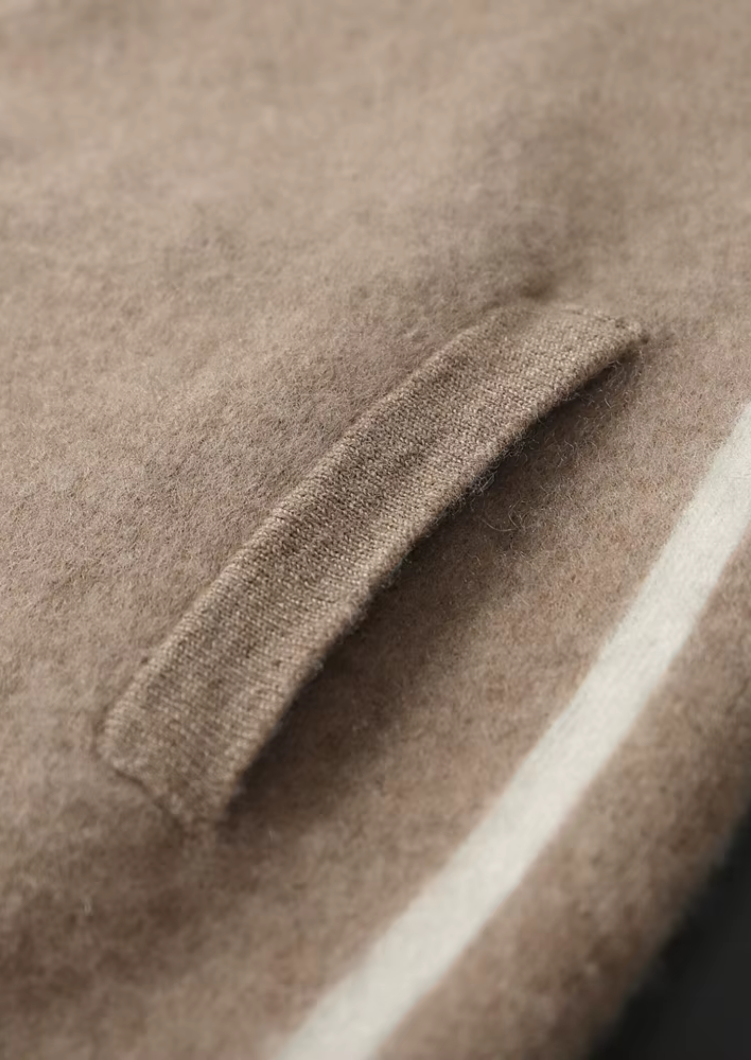 Ensemble ATALEYA Milano à capuche en cachemire beige, vue de trois quarts