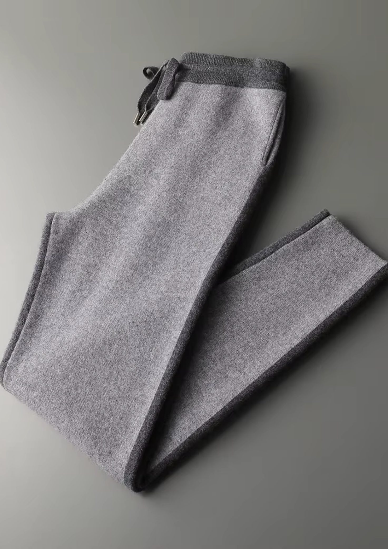 Ensemble ATALEYA Torino en cachemire gris foncé, détail de la matière