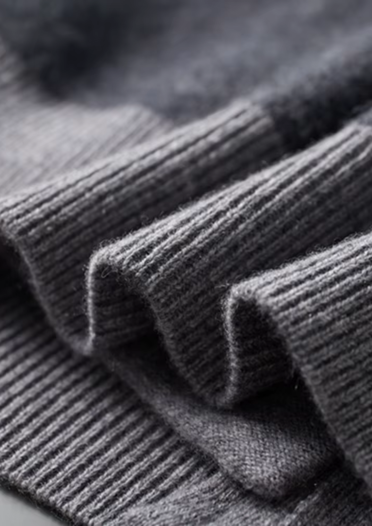 Ensemble ATALEYA Torino en cachemire gris foncé, détail du poignet