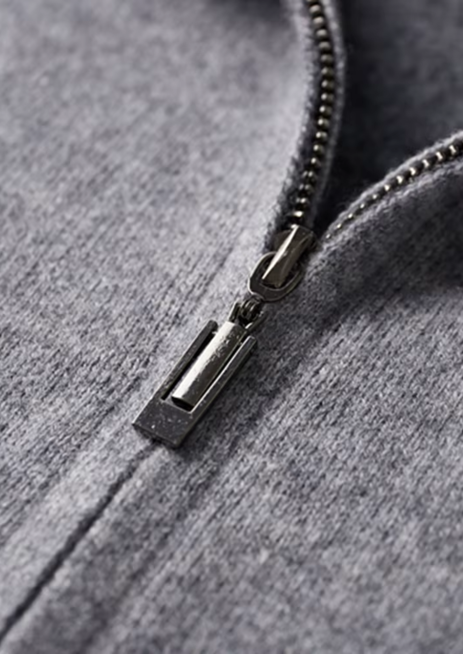Ensemble ATALEYA Torino en cachemire gris foncé, détail du col