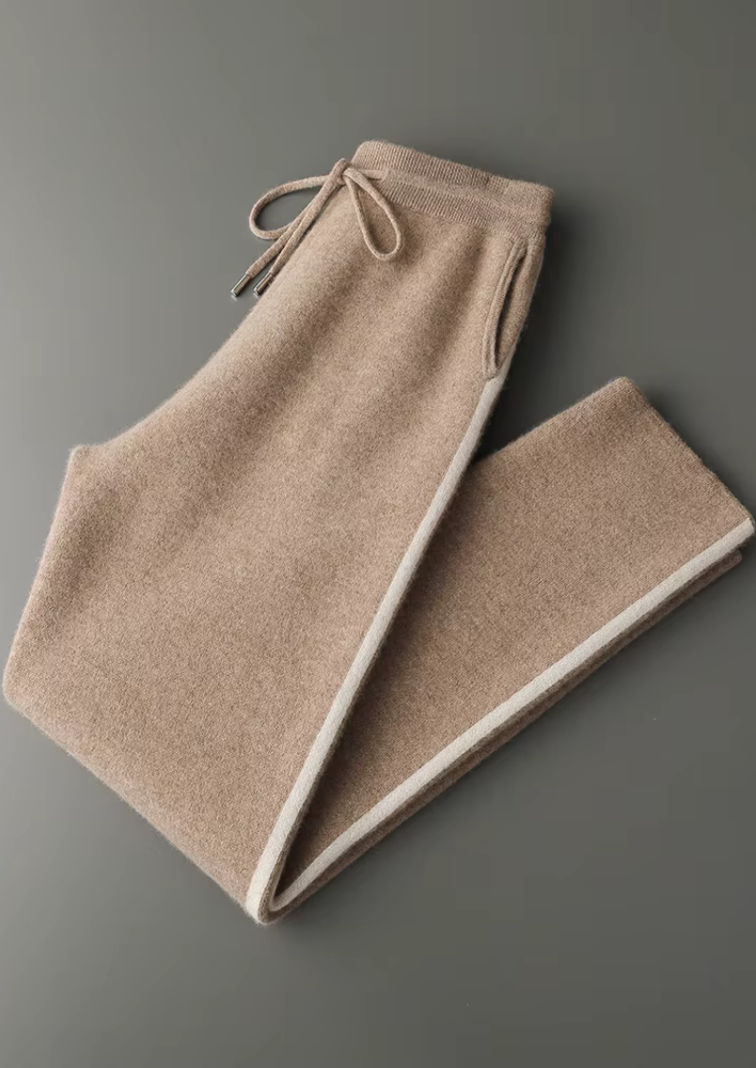 Ensemble ATALEYA Milano à capuche en cachemire beige, détail de la poche
