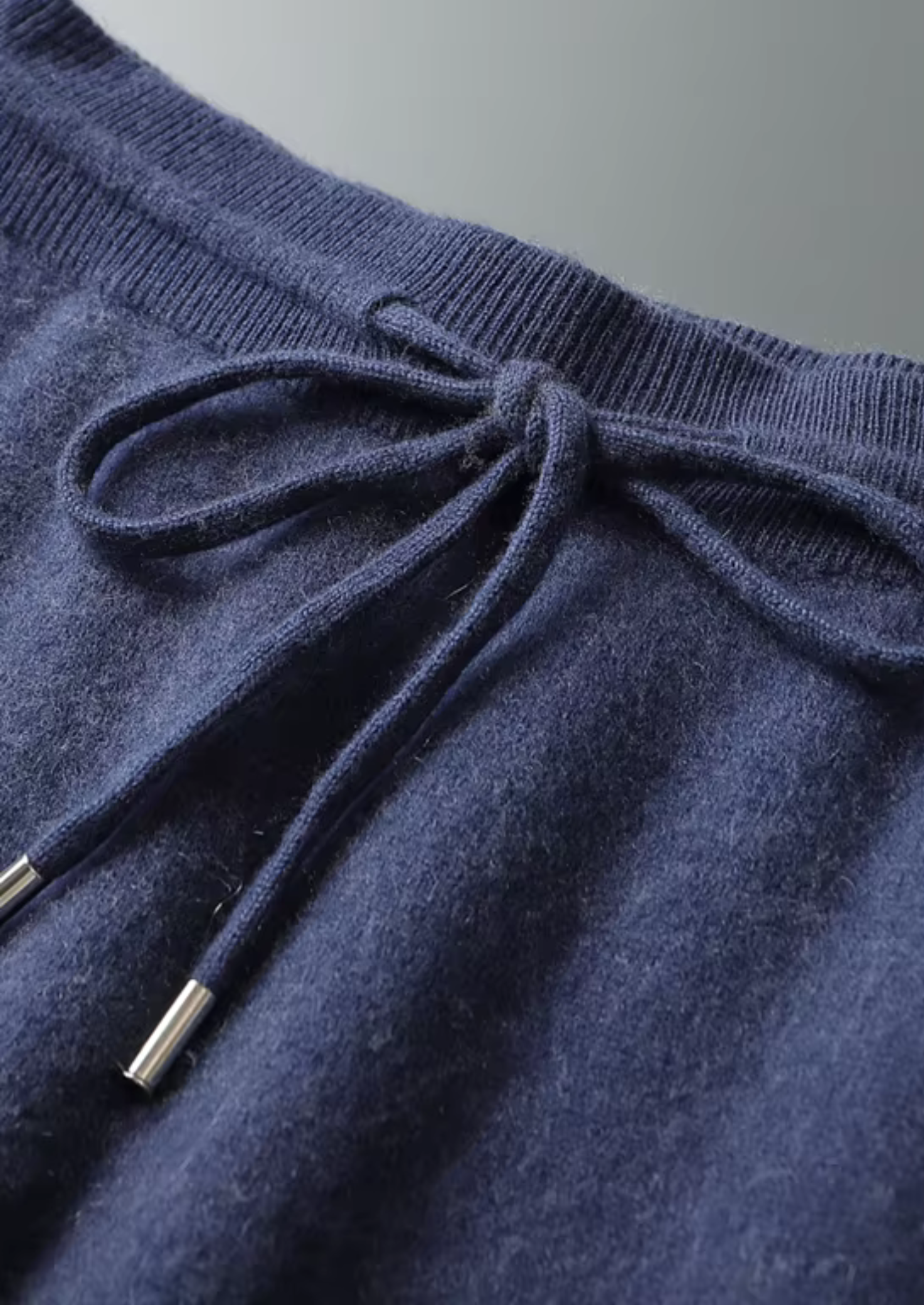 Ensemble ATALEYA Milano en cachemire bleu marine, vue de dos