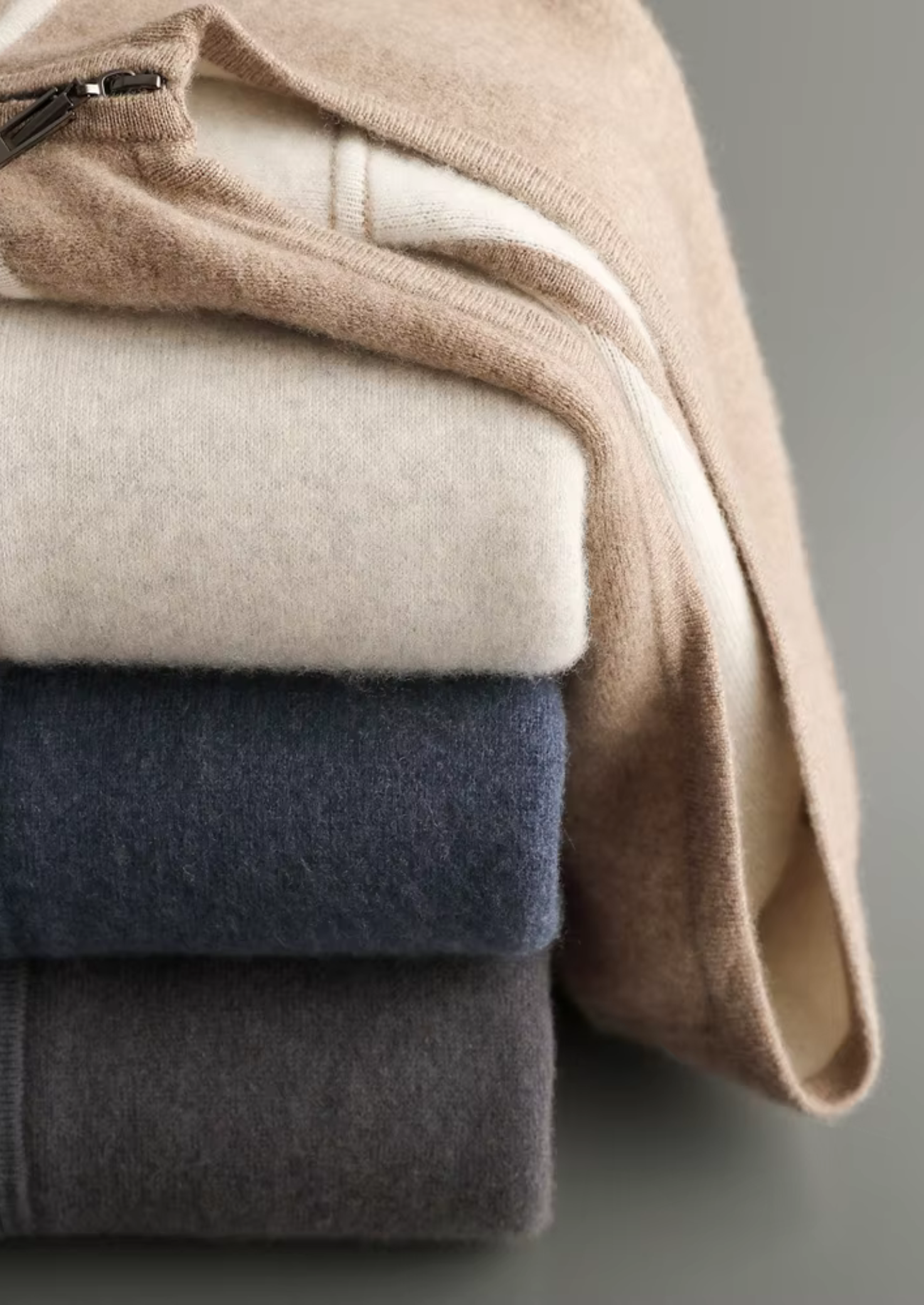 Ensemble ATALEYA Milano en cachemire bleu marine, détail de la taille
