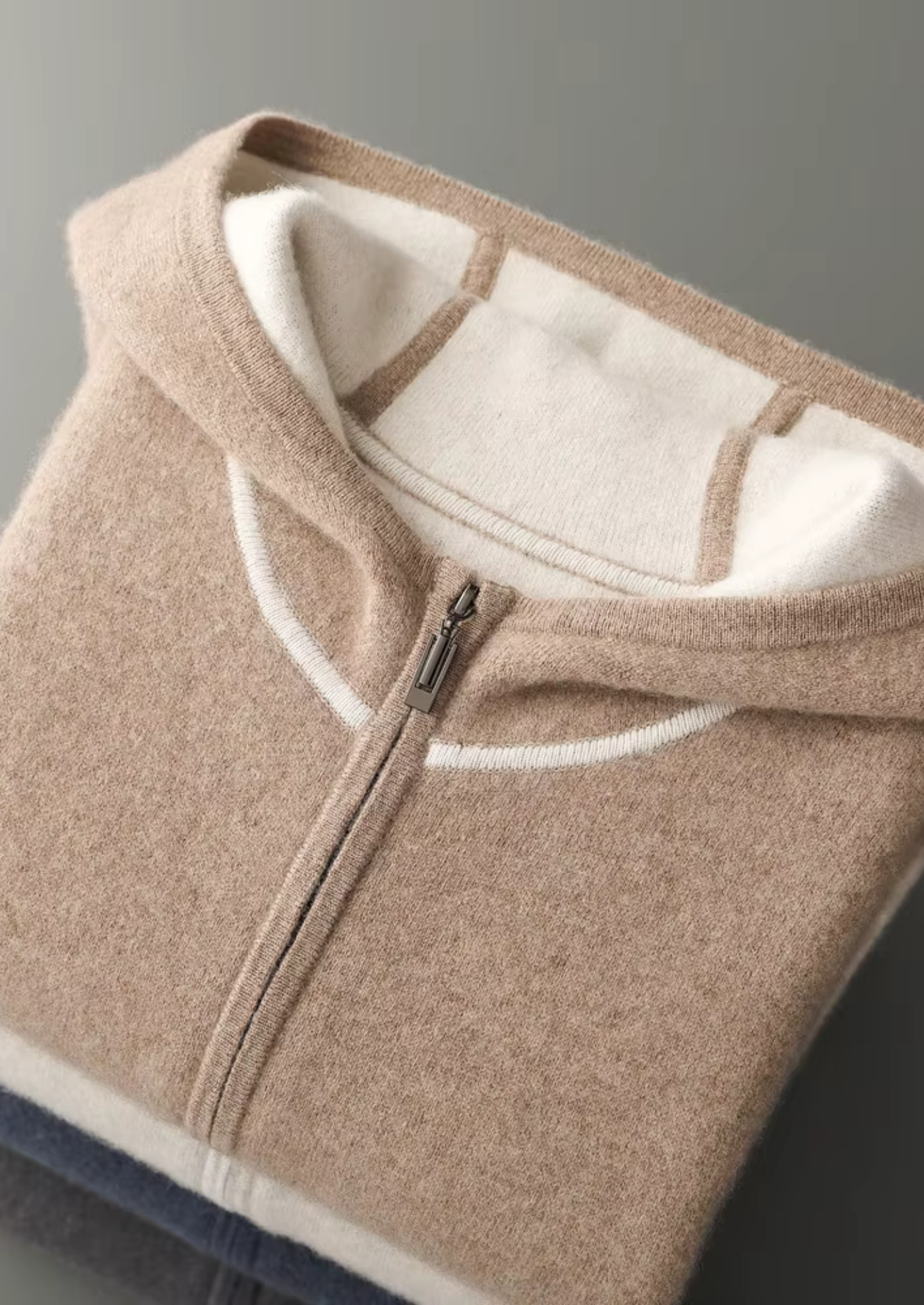 Ensemble ATALEYA Milano à capuche en cachemire beige, vue de côté
