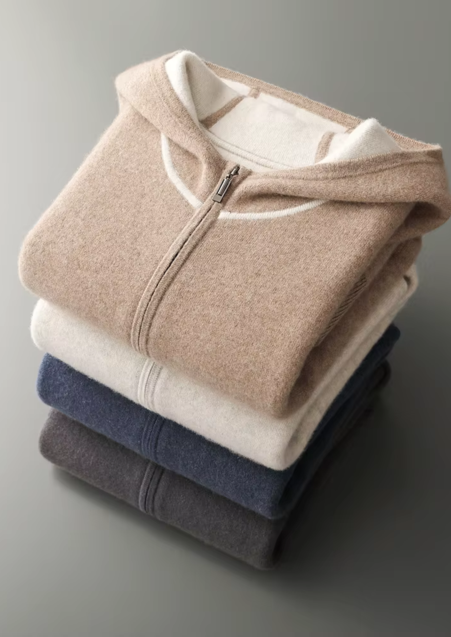 Ensemble ATALEYA Milano à capuche en cachemire beige, détail du bas de jambe