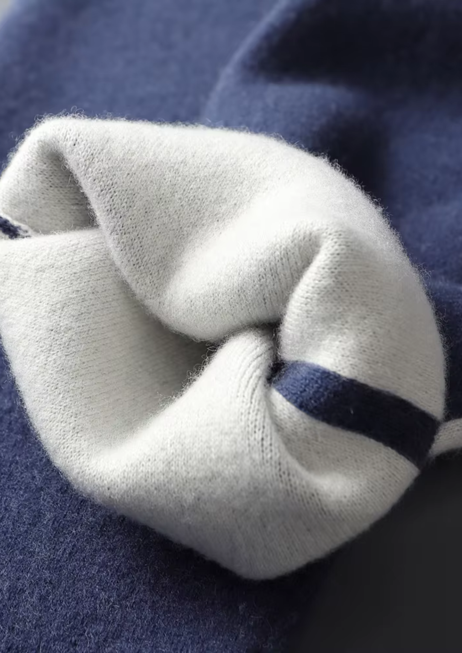 Ensemble ATALEYA Milano en cachemire bleu marine, vue de trois quarts