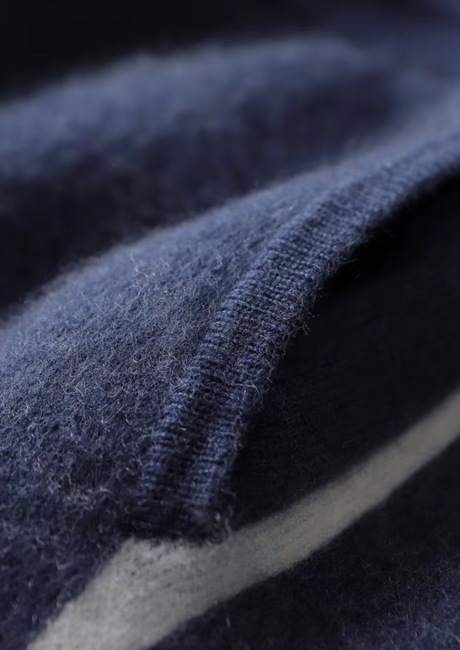 Ensemble ATALEYA Milano en cachemire bleu marine, vue de côté