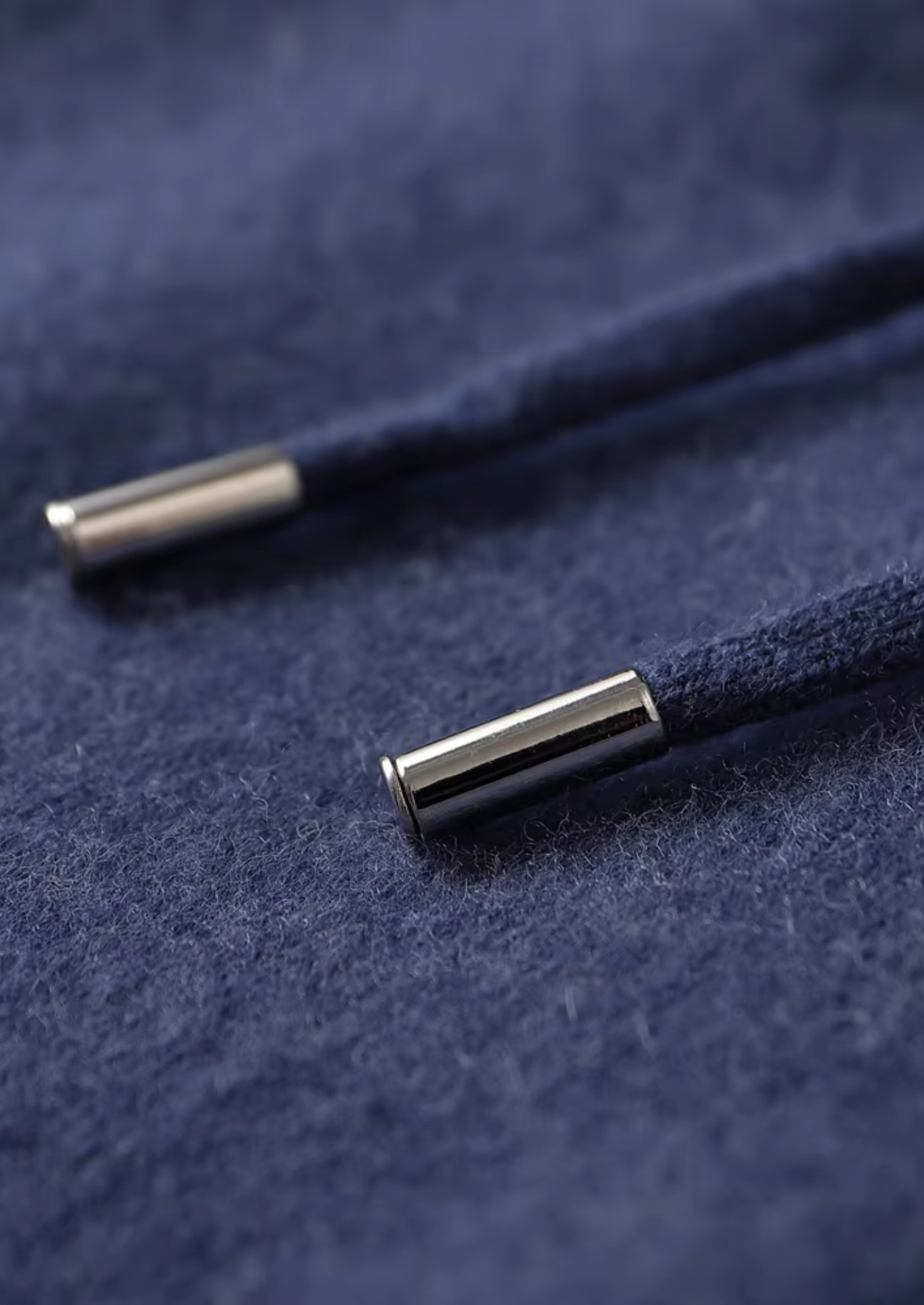 Ensemble ATALEYA Milano en cachemire bleu marine, détail du bas de jambe