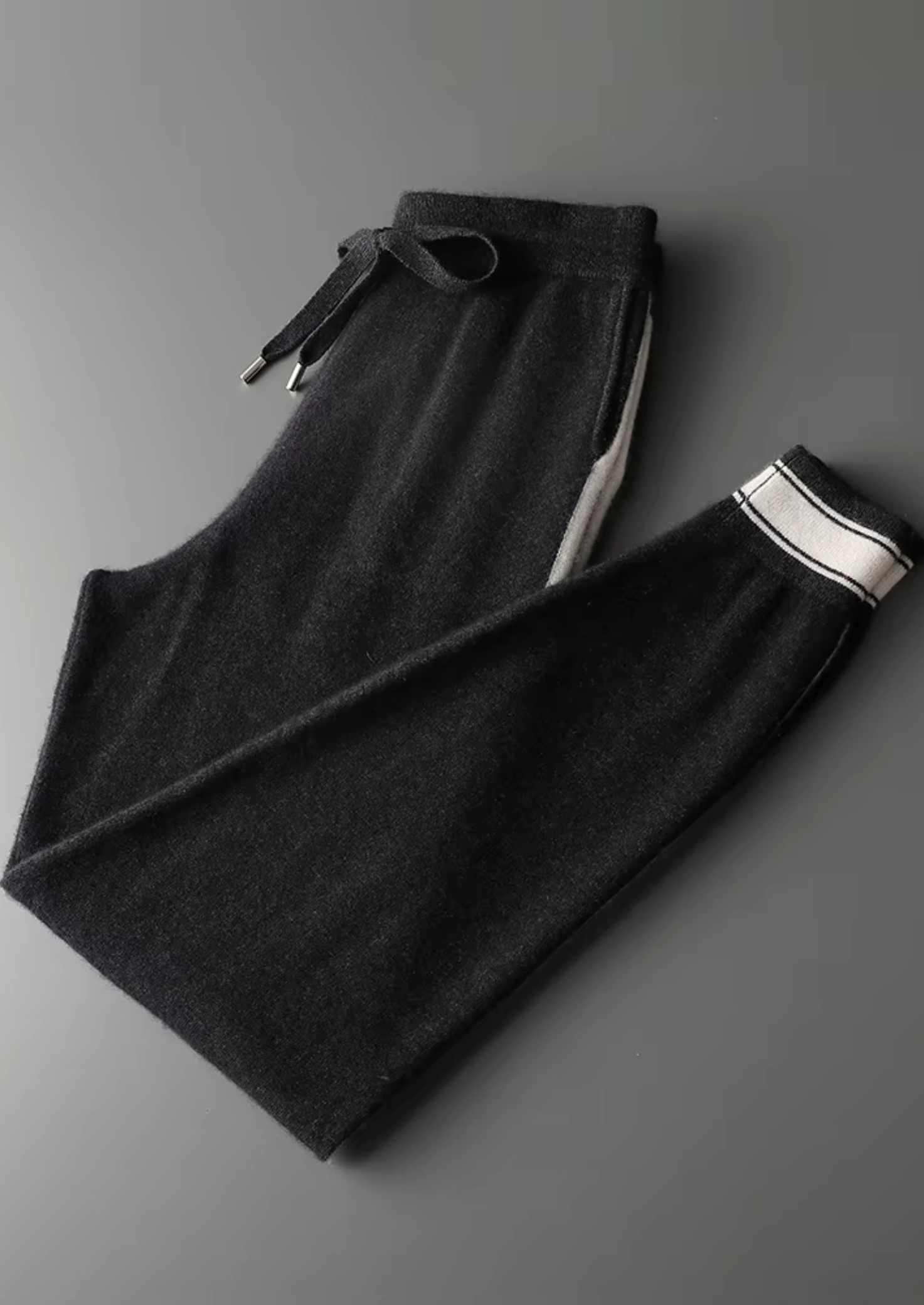 Ensemble ATALEYA Vienna en cachemire noir, détail de la maille