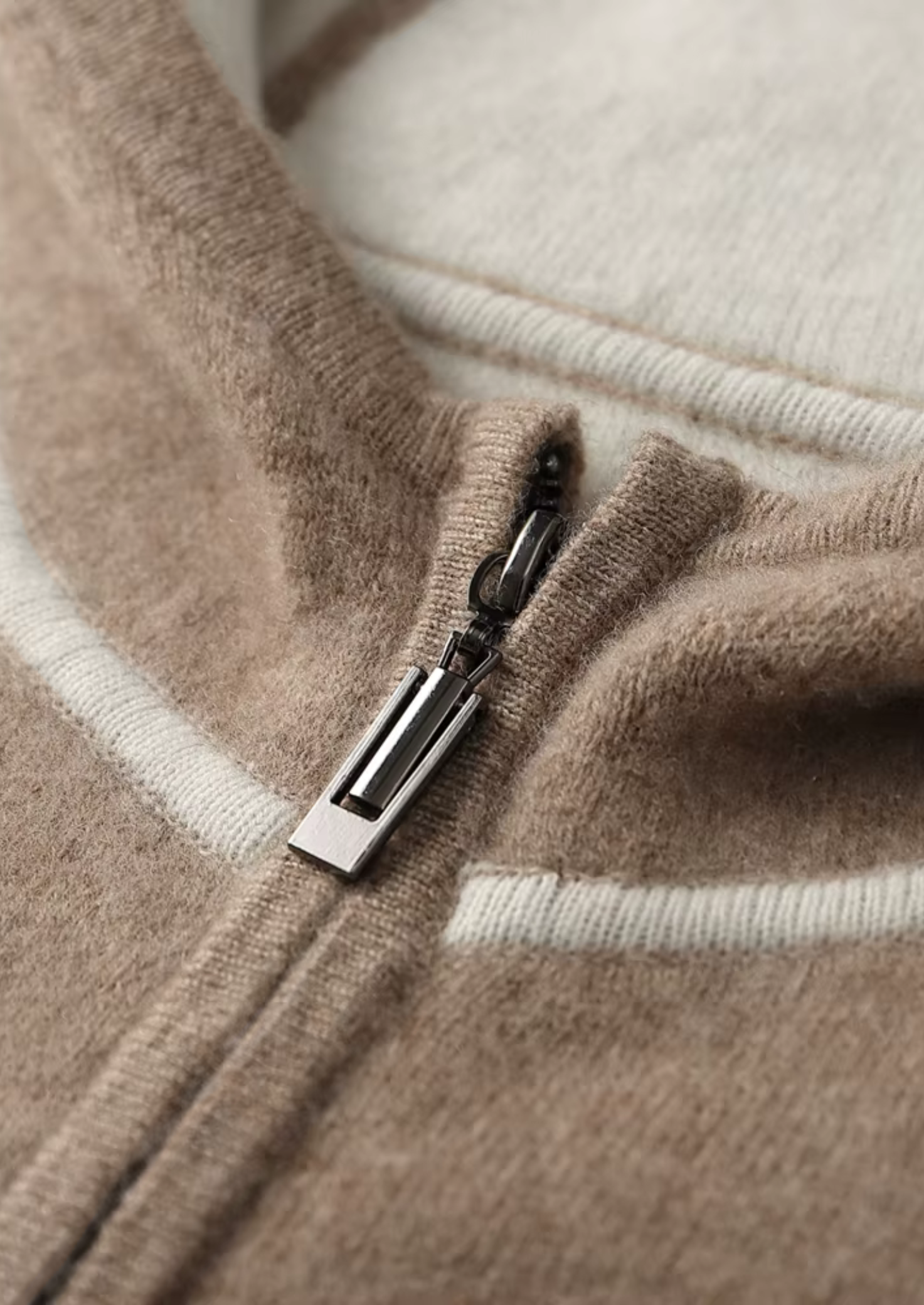 Ensemble ATALEYA Milano à capuche en cachemire beige, détail de la capuche