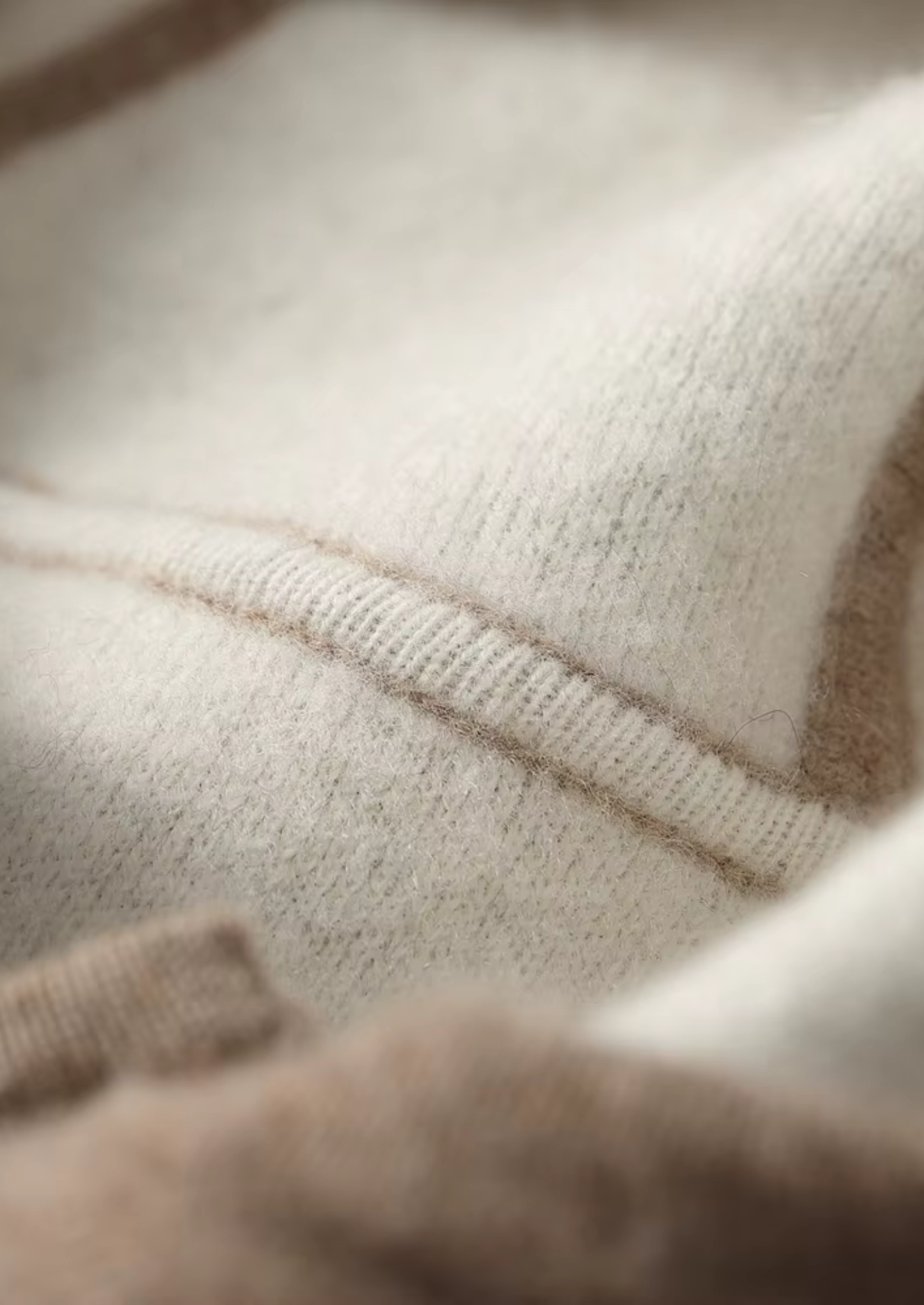 Ensemble ATALEYA Milano à capuche en cachemire beige, détail de la maille