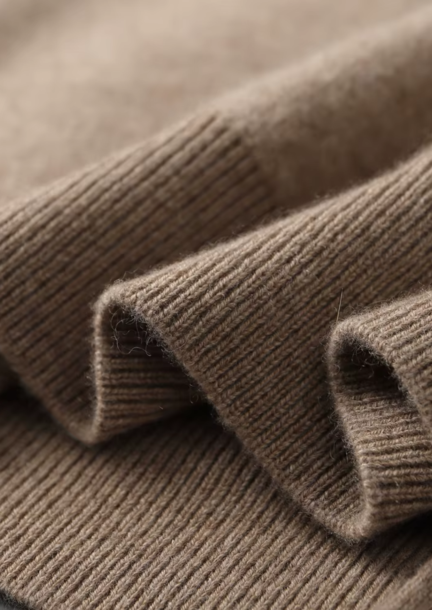 Ensemble ATALEYA Milano à capuche en cachemire beige, détail de la taille