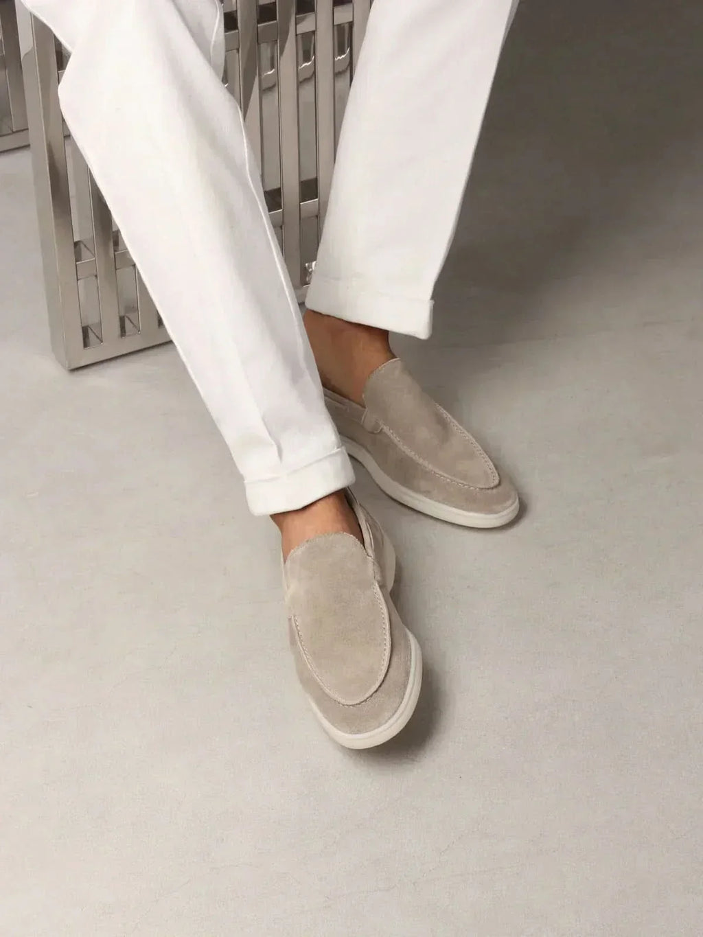 Mocassin ATALEYA en daim gris clair, détail de la première en cuir