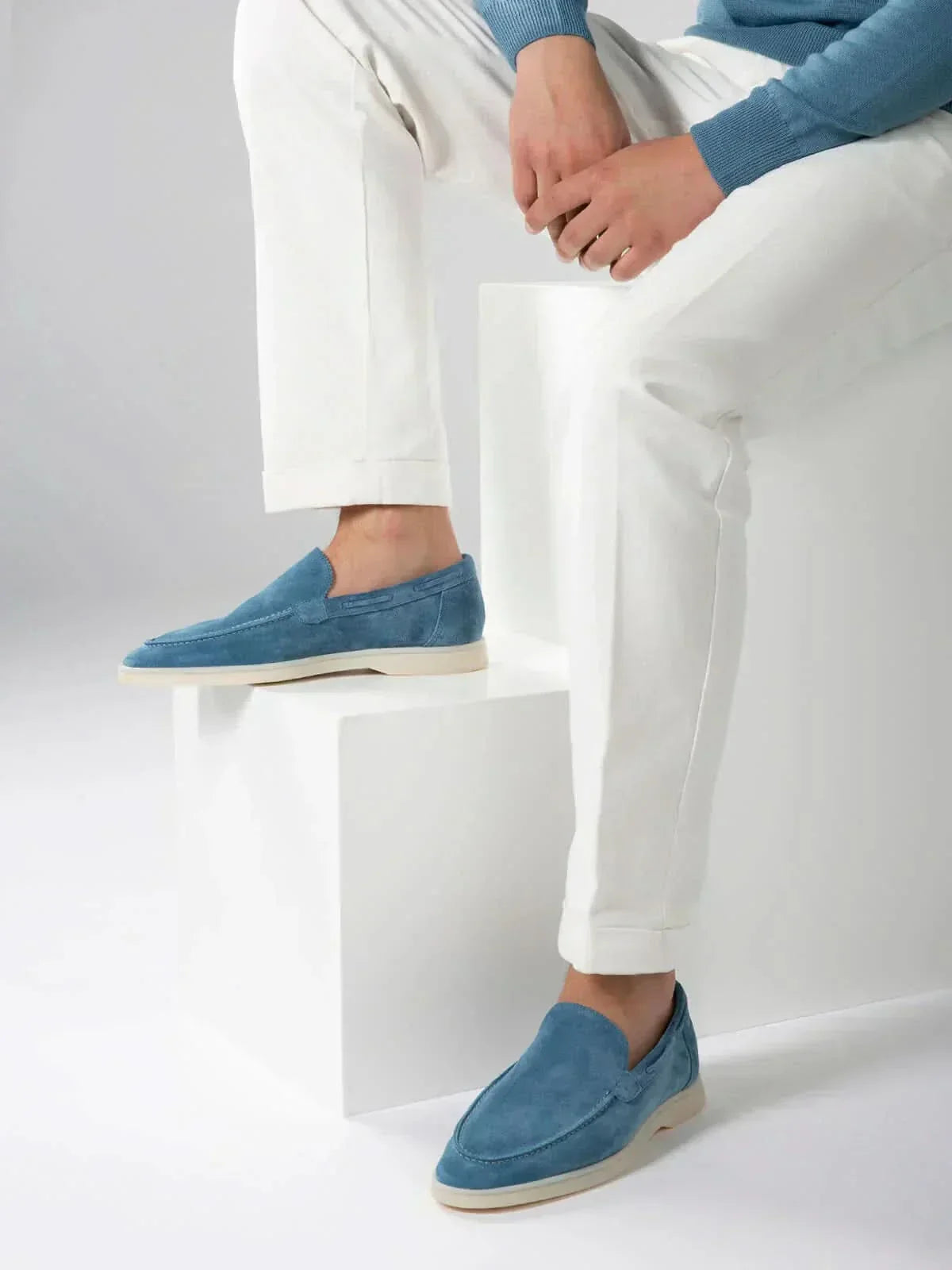Mocassin ATALEYA en daim bleu océan, détail de la couture d'empeigne